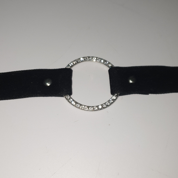 Black velvet and silver crystal o ring choker - Picture 6 of 9